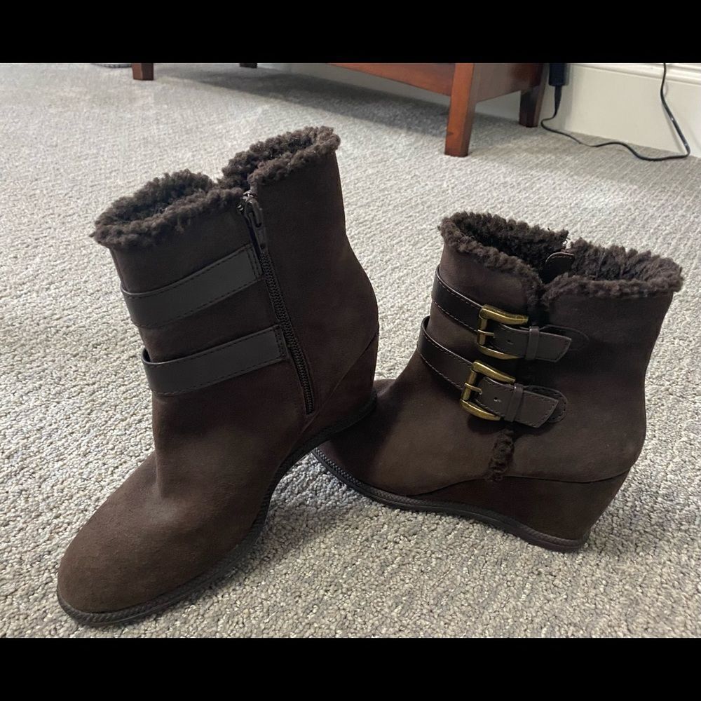 Solesensability suede wedge boot. SZ: 7
